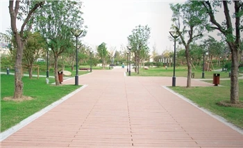Para el piso compuesto de madera plástica que se usa al aire libre, ¿las alta...